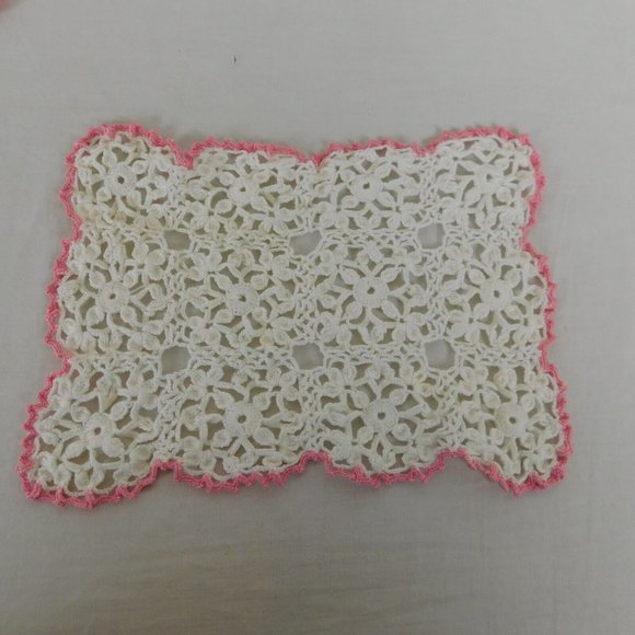 Crocheted Doilies Lot of 4 White Rectangles Pink Border Vtg Cottage Shabby Chic - Picture 6 of 10